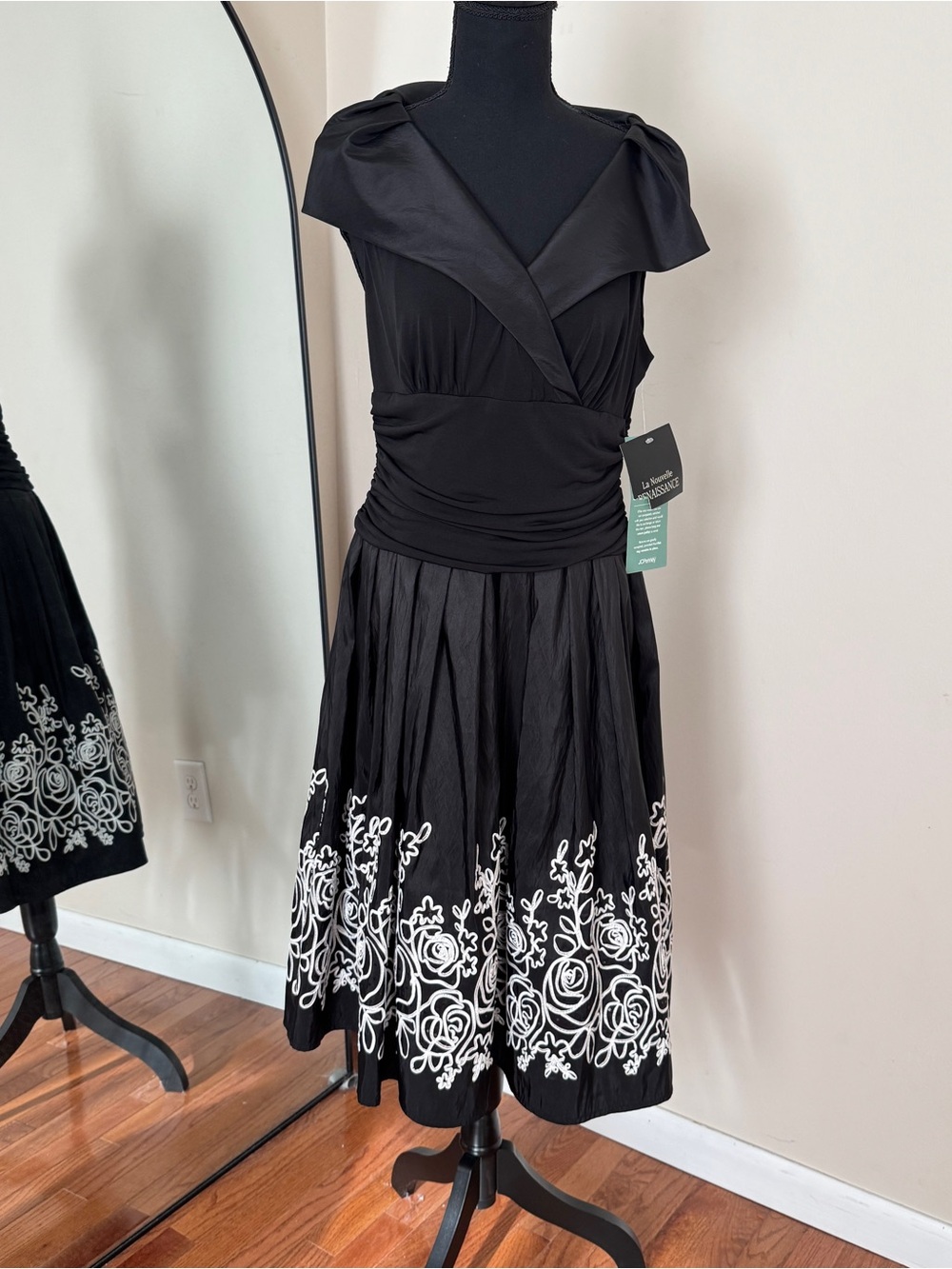 La Nouvelle Renaissance Shawl Collar Ruched Embroidered Party Dress Size 12